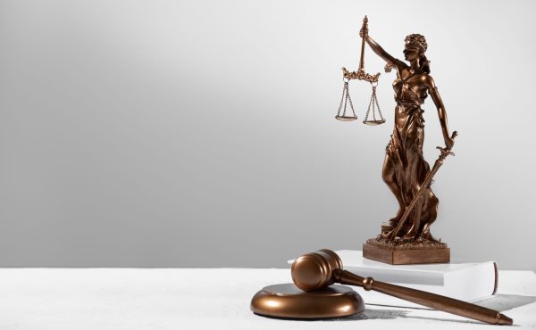 natureza-morta-com-balanca-da-justica